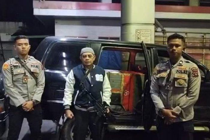 Kapolda Sumbar, Irjen Pol Suharyono (tengah) jinjing senjata saat sidak SPBU, amankan 11 mobil diesel siluman