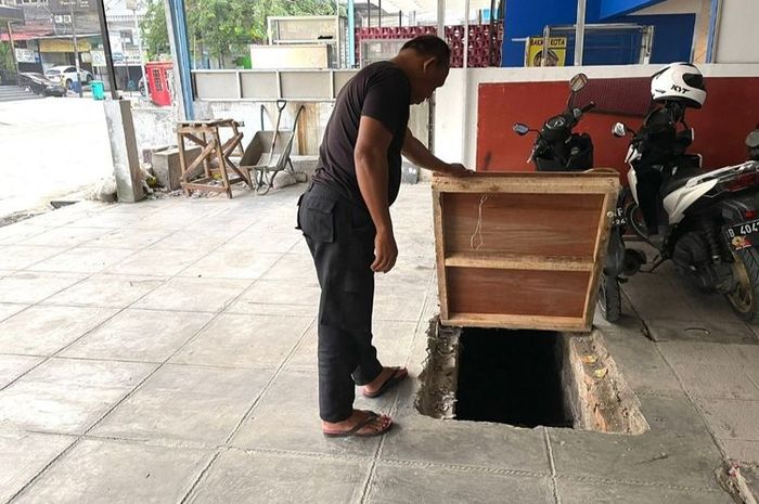 Saluran air yang dibongkar warga setelah ditutup beton penyebab banjir perusak jalan perumahan warga RT 11 RW 3, Pluit, Penjaringan, Jakarta Utara