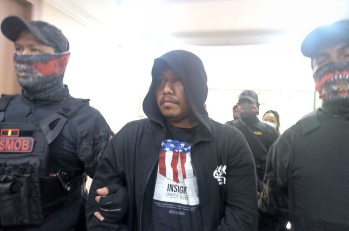 Debt Collector inisial LW (tengah) yang diringkus Ditreskrimum Polda Metro Jaya di Saparua, Maluku