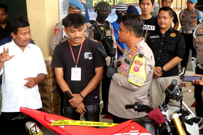 Kapolres Indramayu, AKBP M Fahri Siregar saat mengembalikan Honda CRF150L ke pemilik aslinya Dimas Ananda Putra (22) usai membekuk pelaku maling remaja inisial SGY (24)