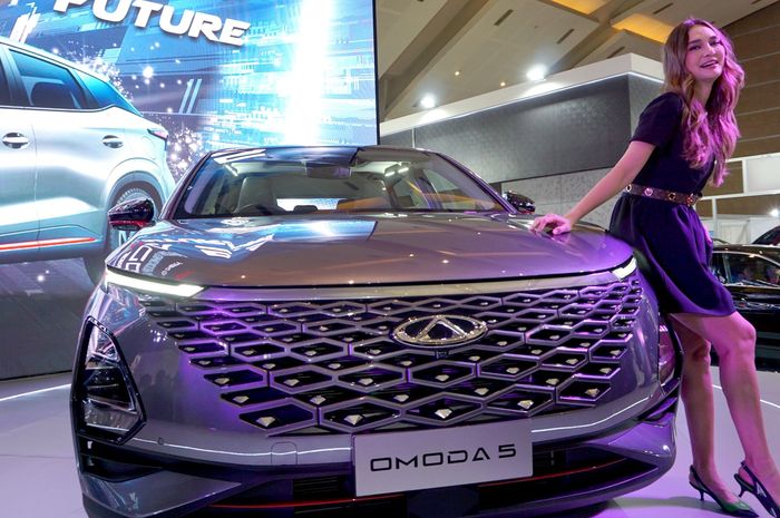 Luna Maya sambangi booth Chery di IIMS 2023