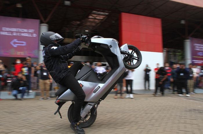 (ilustrasi) Motor listrik Yadea Flamin VF F200 unjuk kebolehan dalam melakukan aksi freestyle