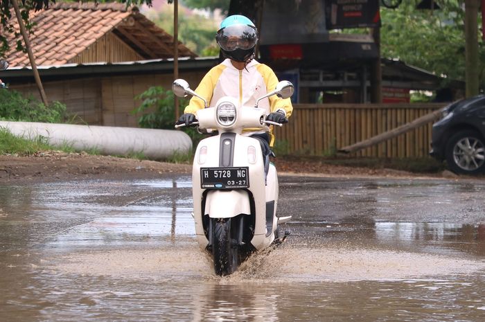 Jalan licin di musim hujan jadi pemicu terjadinya kecelakaan