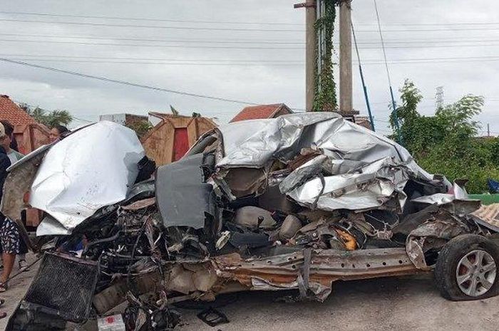 Kondisi Daihatsu Xenia usai tersambar kereta api di perlintasan tanpa palang pintu di Jalan Purwosari Raya, Semarang, Kamis (23/2/2023)  