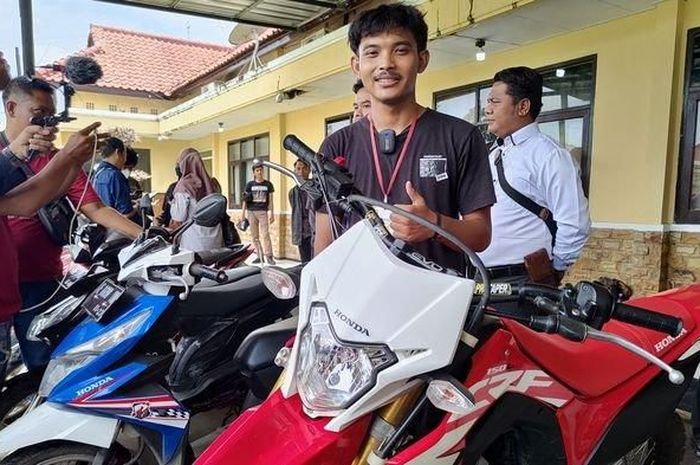 Dimas Putra, pemilik Honda CRF150L full senyum saat motornya kembali ke tangannya lagi.