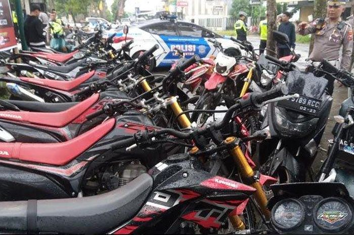 Puluhan motor pelajar yang diamankan di Satlantas Polres Tulungagung karena menggunakan knalpot brong, Honda CRF150 mendominasi.  