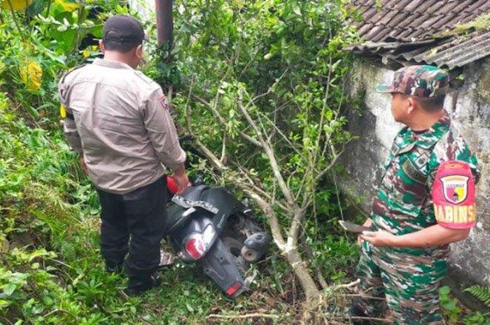 Polisi bersama anggota TNI mengecek penemuan sepeda motor Scoopy di Kelurahan Bajang, Kecamatan Talun, Kabupaten Blitar