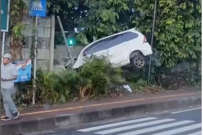 Daihatsu Xenia tabrak tiang dan tembok lalu terperosok ke kebun di dekat pintu tol Mumbul, Kuta Selatan, Badung, Bali