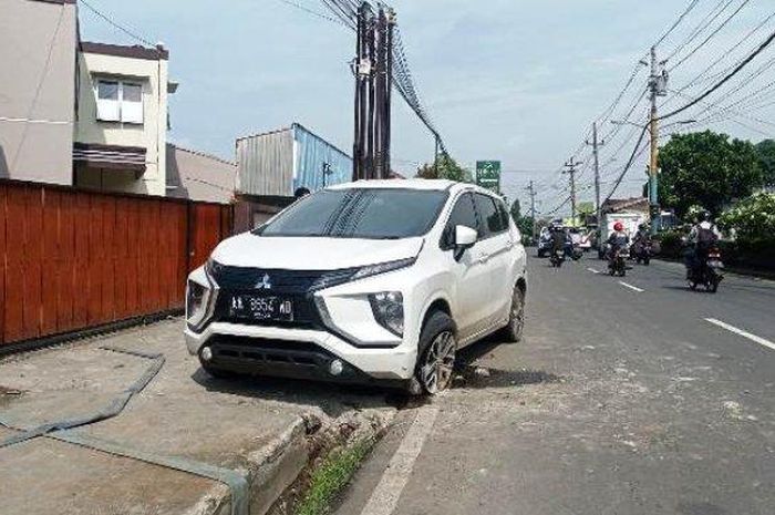Kondisi Mitsubishi Xpander usai ditusuk Honda Vario 125 lantaran ban depan kiri pecah di Jl Jenderal Sudirman Timur, Berkoh, Purwokerto Selatan, Purwokerto