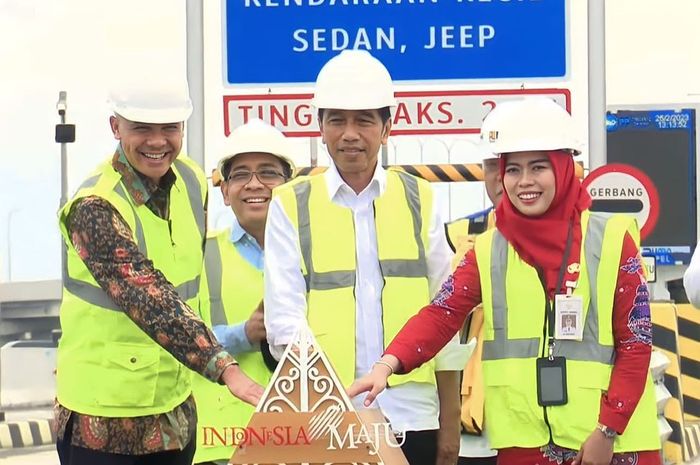 Gubernur Jateng, Ganjar Pranowo bersama Presiden Joko Widodo meresmikan Tol Semarang-Demak pada Sabtu (25/02/2023).