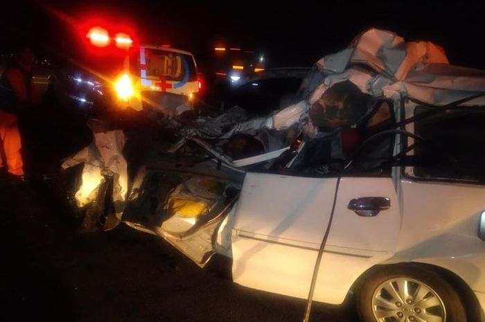 Kijang Innova menancap di belakang truk tronton. Tiga orang tewas