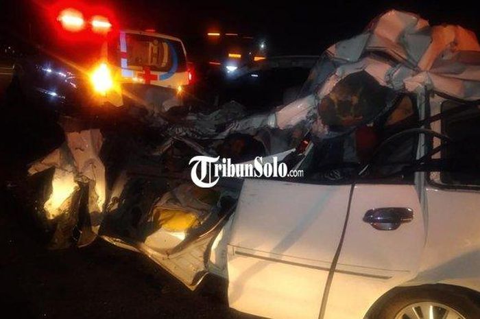 Kondisi Toyota Kijang Innova yang terlibat kecelakaan maut di Jalan Tol Solo-Kertosono di Kecamatan Gondangrejo, Kabupaten Karanganyar, Sabtu (25/2/2023).