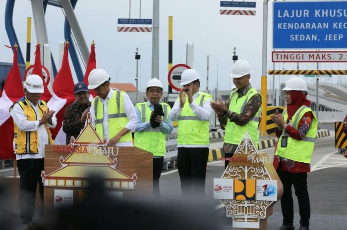Presiden Jokowi saat meresmikan Tol Semarang-Demak di Gerbang Tol Sayung, Kabupaten Demak, Jawa Tengah (Jateng), Sabtu (25/02/2023).