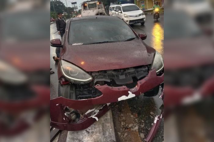 Mazda2 berakhir ringsek bagian fascianya, akibat kecelakaan di Flyover Taman Cibodas, Kamis (23/02/2023).