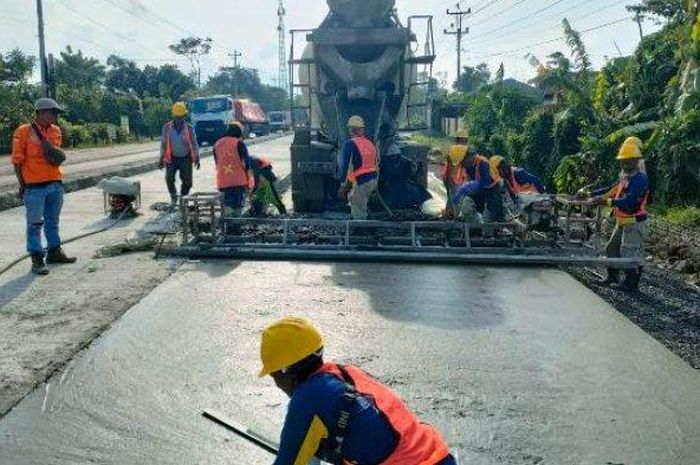 Pekerjaan proyek pembetonan Jalan Pantura di wilayah Kecamatan Warureja, Kabupaten Tegal sepanjang dua kilometer, Jumat (24/02/2023). 