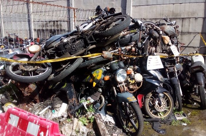 Ilustrasi Kuburan motor bekas kecelakaan di salah satu kantor Polisi