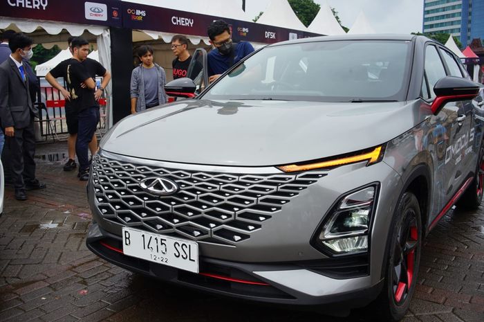 Pengunjung IIM 2023 tampak antre untuk test drive Chery Omoda 5