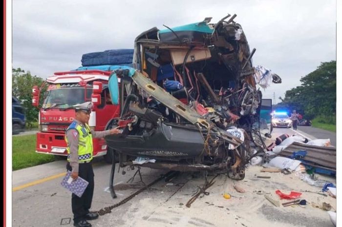 Kecelakaan maut terjadi di Tol Cipali, bus pariwisata tusuk truk muat beras. 5 orang tewas