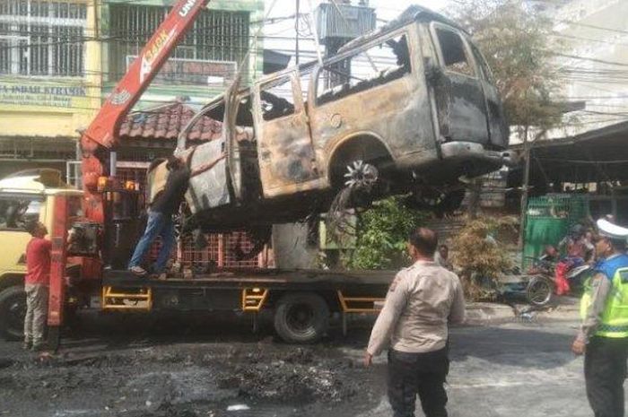 Chevrolet GMC Explorer seketika jadi bangkai di Medan