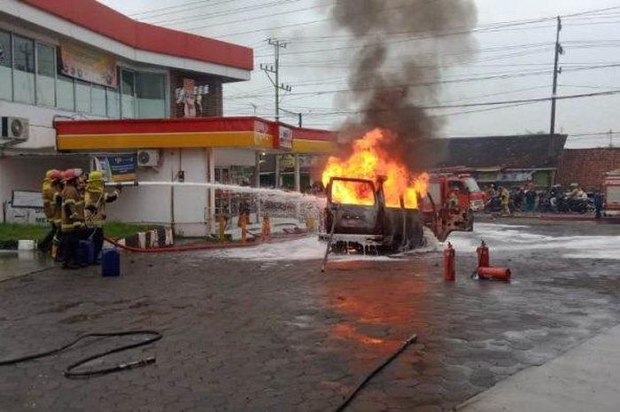 Suzuki Carry Futura hangus luar dalam habis isi pertalite di SPBU