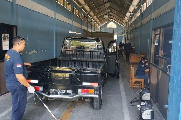 Kendaraan barang sedang melakukan uji Kir di Kantor Dishub Gianyar, Bali pada Senin (27/02/2023) 