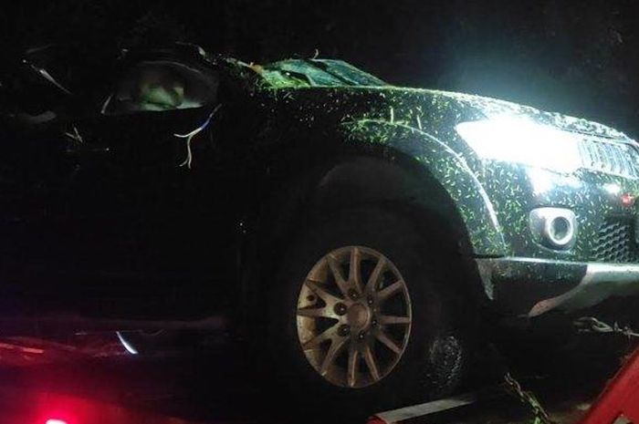 Pajero Sport yang diterjang longsor di Trenggalek