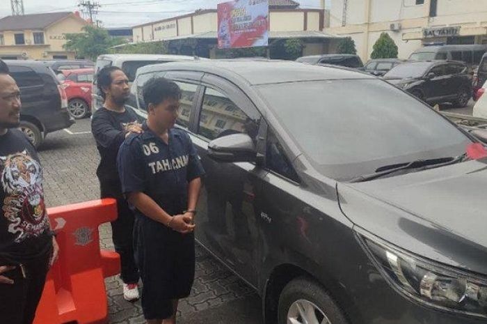 Dendy Purnama Putra (28) digelandang Polisi karena terbukti maling Toyota Kijang Innova dengan kibuli valet parkir hotel HA-KA Semarang, Jateng