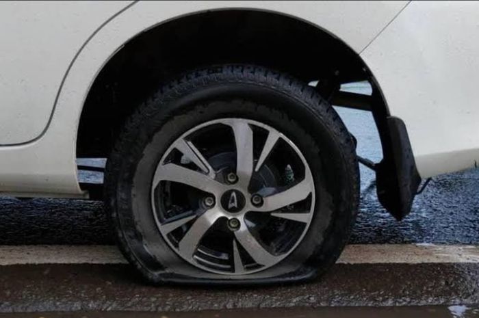 Akibat parkir mobil dalam keadaan ban kempes