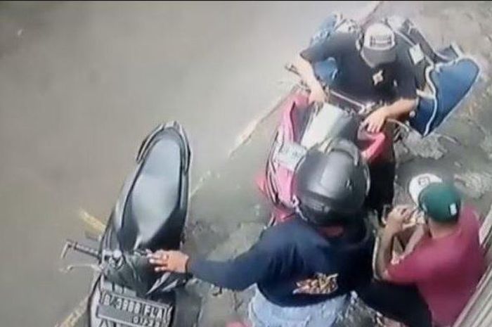 Tangkap layar aksi debt collector merampas motor seorang pria di Cengkareng, Jakarta Barat. Yuk simak cara menghindari kena jebakan debt collector gadungan.