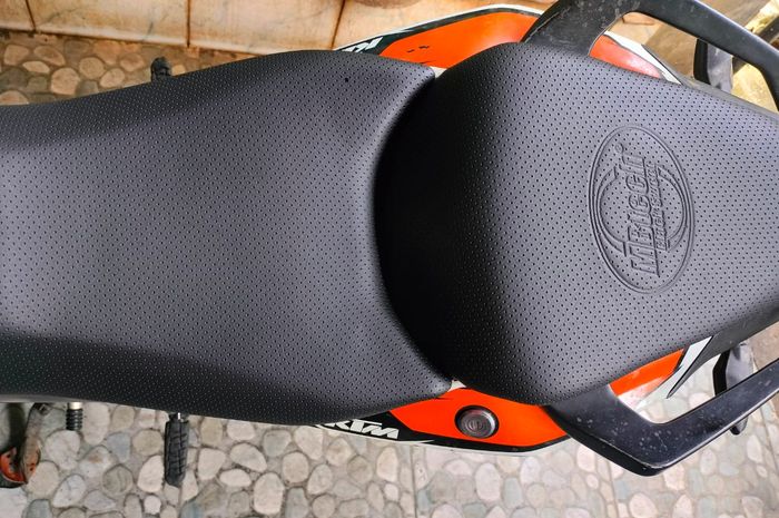 Kulit jok MBtech terpasang di motor