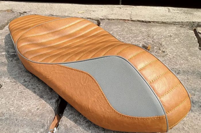 Air biasanya merembes dari lubang jahitan di kulit jok motor