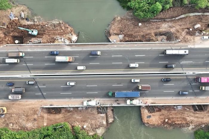 pengangkatan balok girder bentang Kesatu dan Kedua di Ruas Jalan Tol Jakarta-Cikampek.