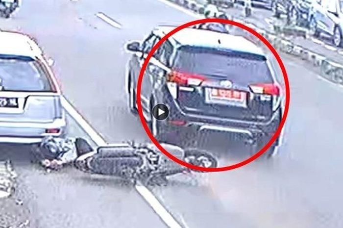 Toyota Innova Reborn pelat merah tabrak lari pengendara Honda Vario di dekat lampu merah Kepoh, desa Bowan, Delanggu, Klaten, Jateng.