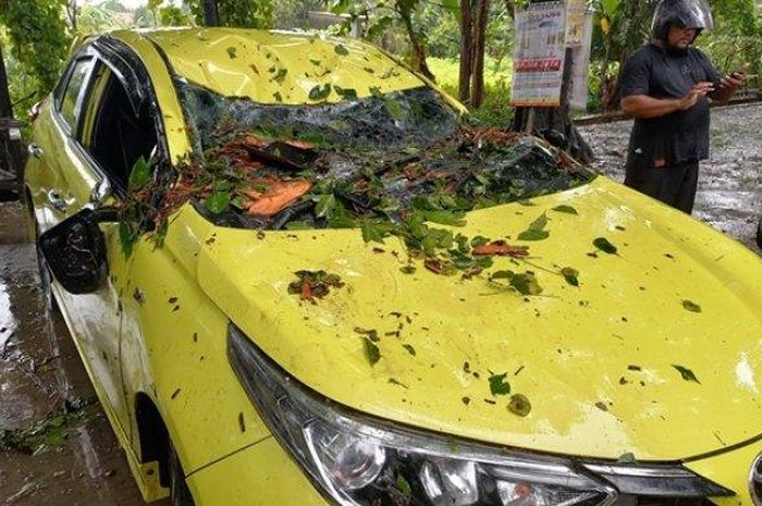 Kondisi Toyota Yaris nyaris gepeng, atap ringsek ditimpa pohon tumbang di Kudus, Jateng 