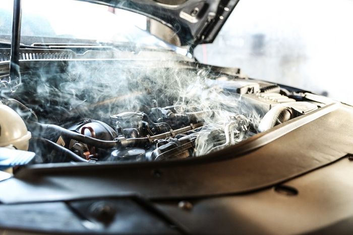 Ilustrasi mobil diesel atau bensin yang overheat