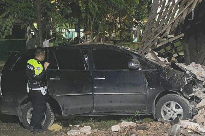 Toyota Kijang Innova nopol D 1256 DTT tabrak rumah warga di desa Jeblog, Talun, Blitar, Jawa Timur hingga roboh
