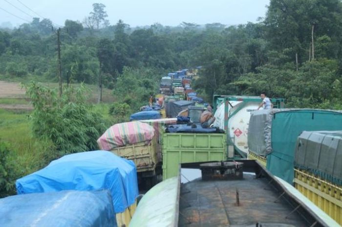 Kemacetan parah di jalan menjelang Simpang Tembesi, Kabupaten Batanghari, Jambi yang berlangsung selama 22 jam sejak Selasa 28 Februari sampai Rabu 1 Maret 2023.