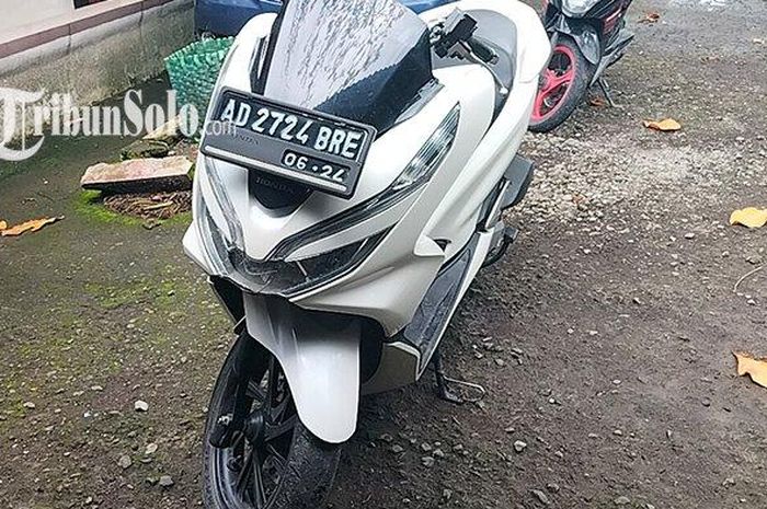 Honda PCX 150 ditelantarkan tanpa pemilik di tepi jalan sawah dukuh Sorogenen, desa Sambon, Banyudono, Boyolali, Jateng