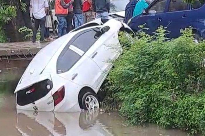 Kondisi Honda Brio nyangkut di bibir kali usai mental diganyang HR-V di Panciro, Pallangga, Gowa, Sulawesi Selatan