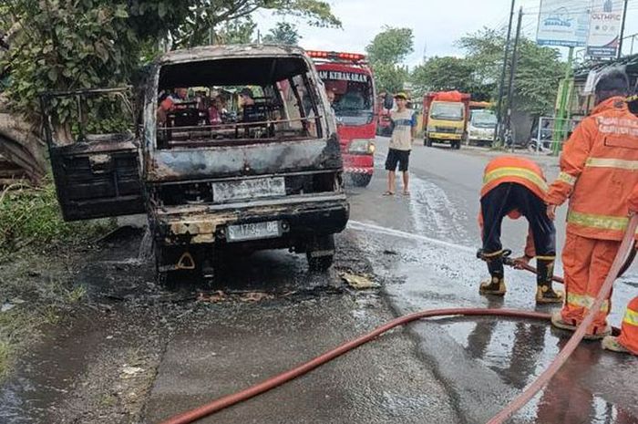 Suzuki Carry nopol S 1734 OE terbakar habis di tepi jalan raya Wringinanom, desa Sumengko, Wringinanom, Gresik, Jatim