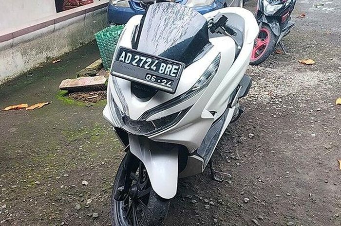 Honda PCX 150 ditemukan tak bertuan di pinggir sawah Dukuh Sorogenen, Boyolali, Jawa Tengah, pada Selasa (28/02/2023).