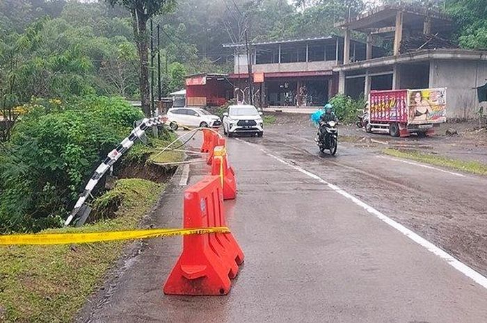 Bahu Jalan Solo-Selo-Borobudur sepanjang 14 meter longsor hari ini, Kamis (02/03/2023).