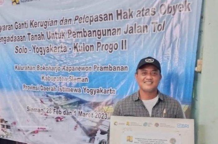 Ari Priyono, salah satu warga Bokoharjo, Prambanan, Sleman, Yogyakarta yang terima uang ganti rugi lahan tol Solo-Jogja