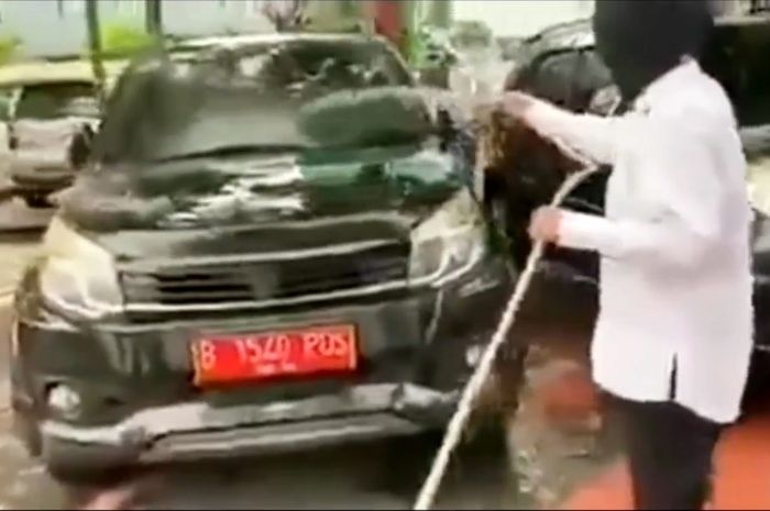 Beredar video Mensos Risma yang sedang cuci Toyota Rush pelat merah di parkiran.