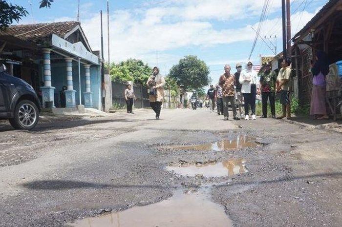 Potret kondisi Jalan Bayat-Wedi, Klaten yang masih rusak meski sudah dilakukan perbaikan, Jumat (03/03/2023).