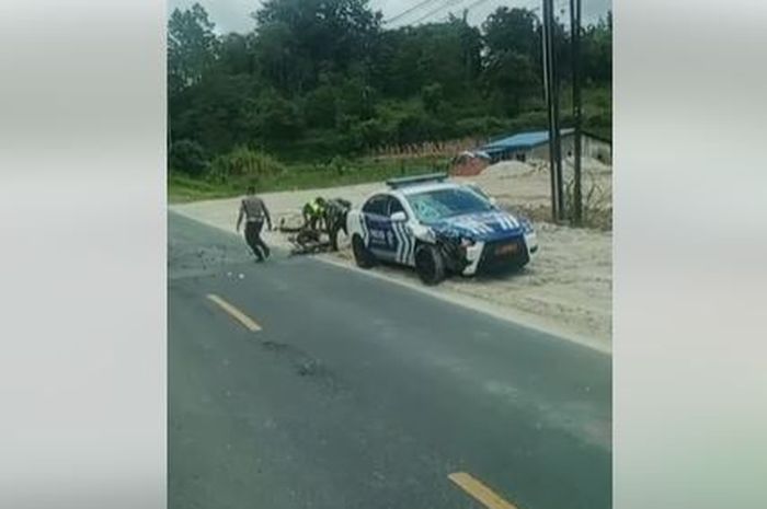 Mitsubishi Lancer EX Patwal Polisi terkoyak ditabrak motor di jalan raya Medan-Tarutung, Dusun Lumban Rang, Desa Sionggang Utara, Lumban Julu, Kabupaten Toba