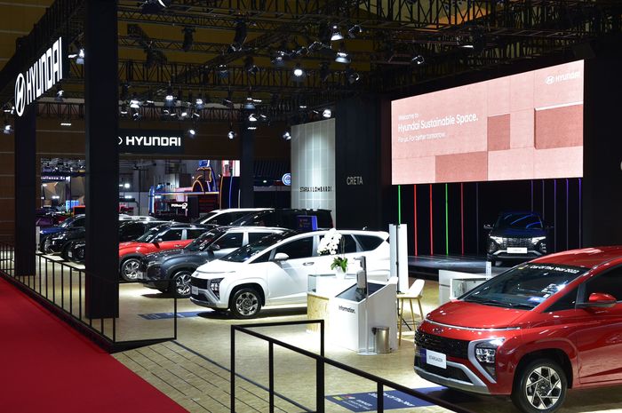 Hyundai bakal hadirkan banyak keseruan dan kemudahan di IIMS 2024, enggak cuma bawa dua mobil baru nih. Illustrasi. Booth Hyundai IIMS 2023