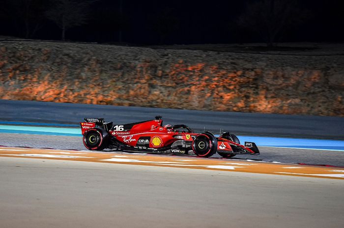 Charles Leclerc jadi enggak pede dengan mobil Ferrari, usai melihat penampilan Red Bull dan Aston Martin di hari pertama F1 Bahrain 2023