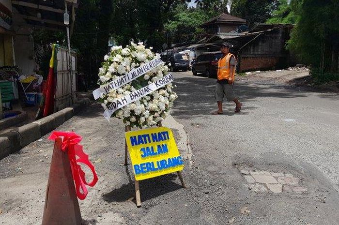 Karangan bunga yang muncul di Jalan Bina Marga, Kecamatan Bogor Timur, Kota Bogor, Jumat (3/3/2023). 
