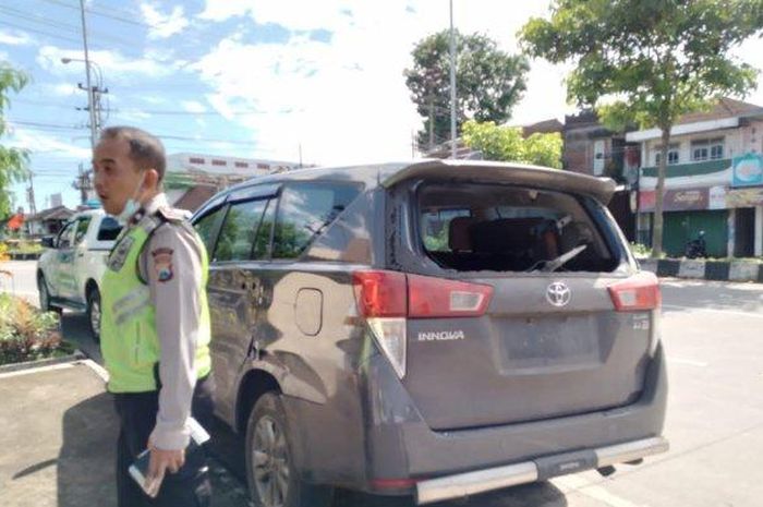 Kondisi Toyota Kijang Innova yang diamuk warga akibat kecelakaan beruntun di malang.